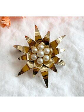Faux Pearl Cluster Star Shaped Gold Toned Vintage Brooch | Pin